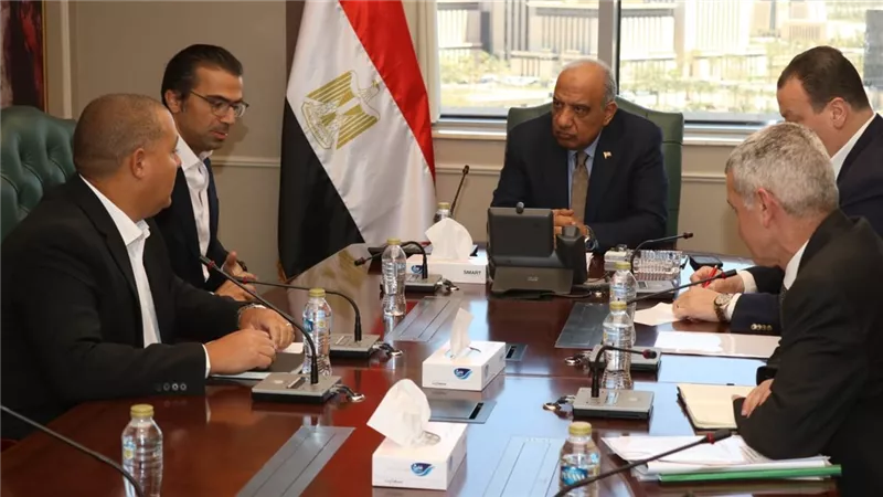 وزير الكهرباء يبحث مع تحالف «حسن علام- إنفينيتي» التوسع بمشروعات الطاقة الشمسية والرياح