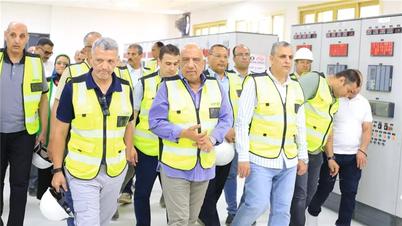 وزير الكهرباء في زيارة ميدانية لمجمع بنبان ومشروع أبيدوس 2 للطاقة الشمسية بأسوان
