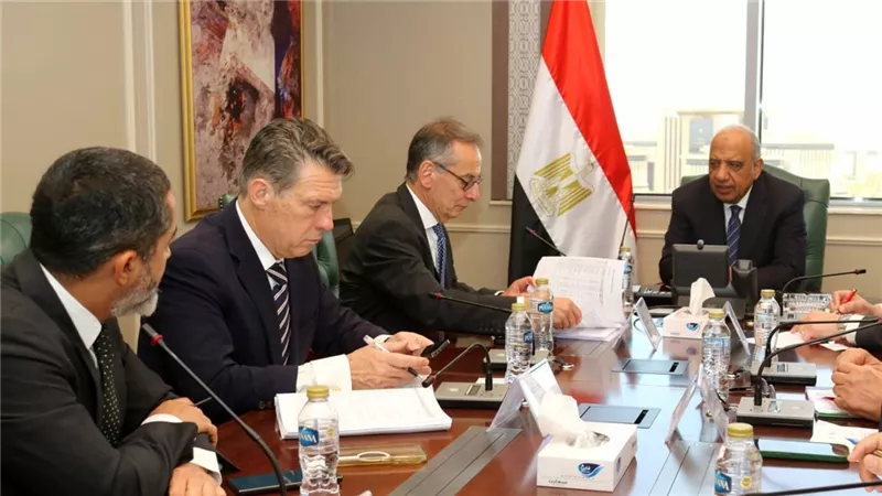 وزير الكهرباء يبحث مع وفد البنك الأوروبي لإعادة الإعمار تعزيز الشراكة والتعاون