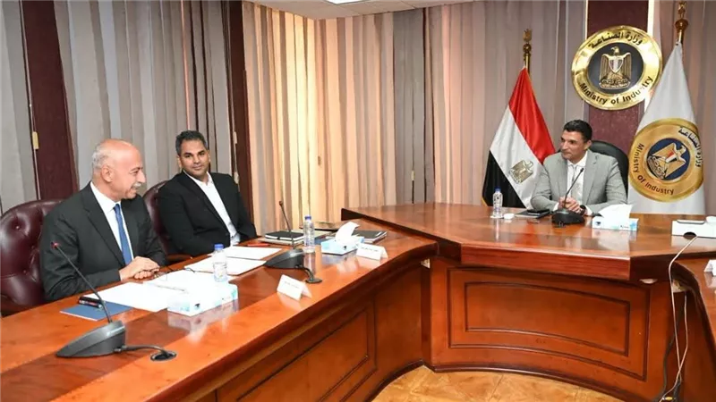 وزير الصناعة يبحث مع شركة أونا إلكتريك آليات دعم وتطوير الصناعات الكهربائية المحلية