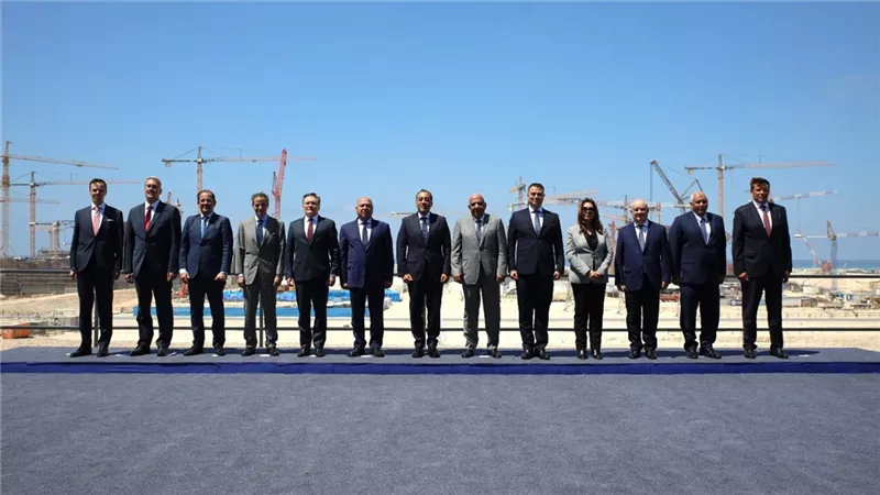 المدير العام روساتوم ورئيس الوزراء يشهدان تركيب وعاء المفاعل الثاني بمحطة الضبعة النووية 