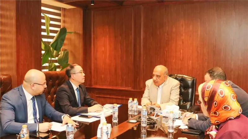 وزير الكهرباء يبحث مع مجموعة الصين الجنوبية الحلول المبتكرة لدمج الطاقات المتجددة