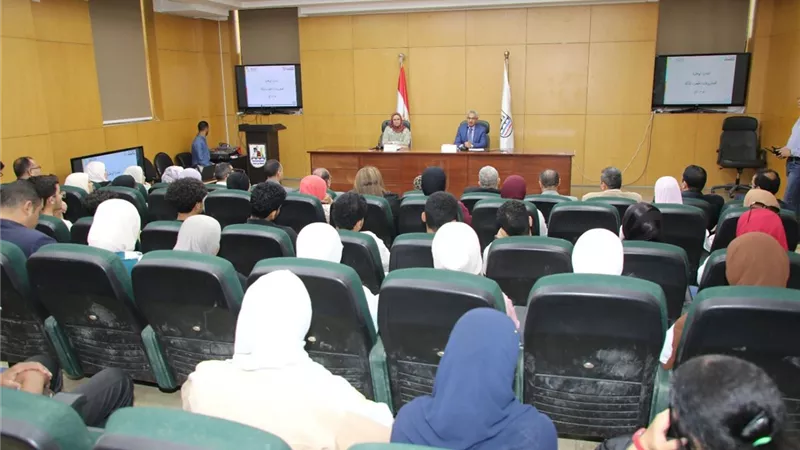 محافظ بني سويف يلتقي المشاركين بالدورة الرابعة من المبادرة الوطنية للمشروعات الخضراء 