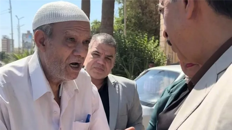 محافظ سوهاج يستجيب لمواطن استوقفه بالشارع ويصطحبه لمقر الوحدة المحلية لحل مشكلته