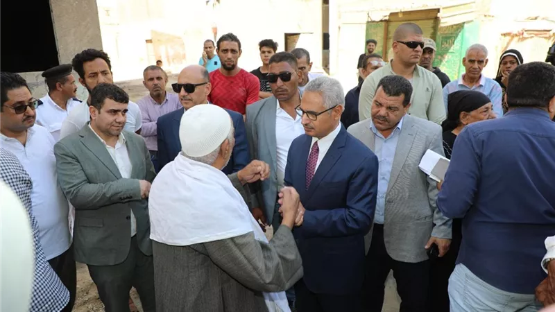 محافظ بني سويف يعاين ميدانيًا بعض مشكلات الوحدات السكنية بمناطق الإسكان الاجتماعى