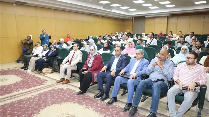 محافظ بني سويف يشهد الندوة التثقيفية للتوعية بحقوق ذوي الإعاقة ويسلم أجهزة