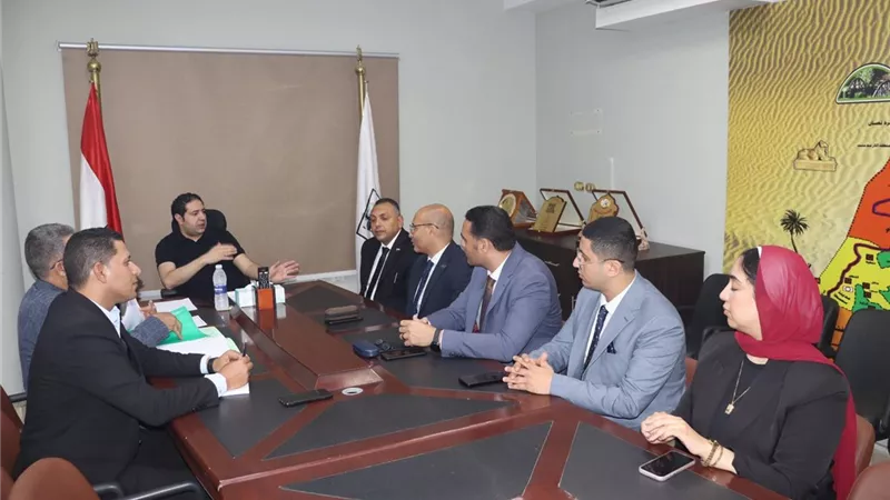 نائب محافظ بنى سويف يبحث مع وزارة الاتصالات تفعيل أكاديمية تكنولوجيا المعلومات