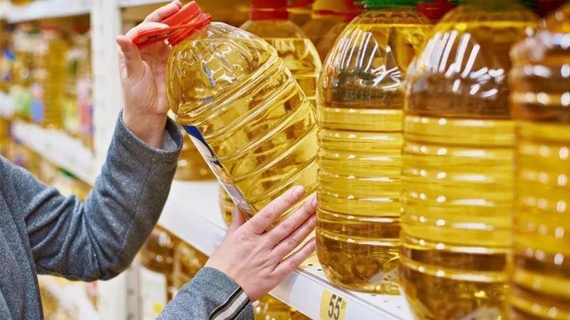 أسعار الزيت اليوم الخميس.. تراجع زيت الذرة وعباد الشمس واستقرار الزيت التمويني