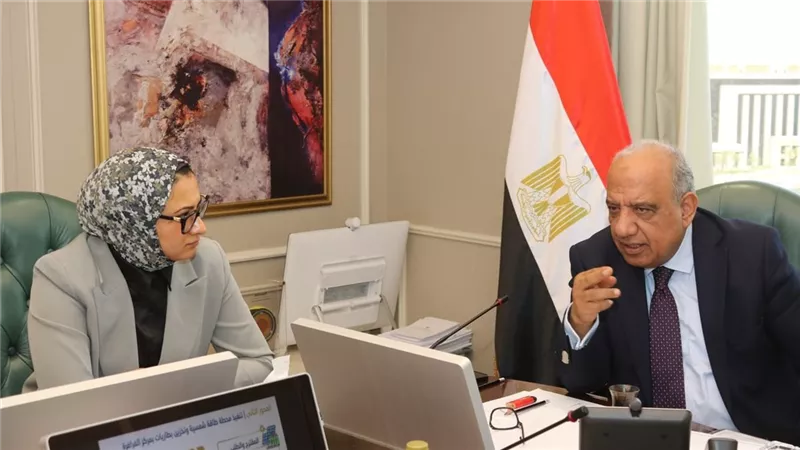 وزير الكهرباء يبحث مع محافظ الوادي الجديد دعم الاعتماد على الطاقات المتجددة وتأمين الشبكة القومية