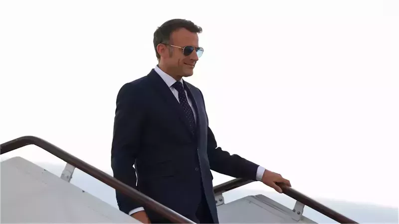 ماكرون يعلن حظر السوشيال ميديا لمن هم دون 15 عامًا في فرنسا