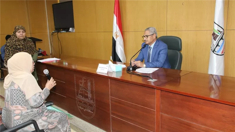  محافظ بني سويف يناقش شكاوى المواطنين ويوجه بحلول وإجراءات وصرف مساعدات 