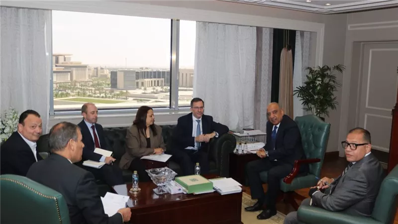 وزير الكهرباء يستقبل السفير البريطاني لبحث تعزيز الشراكة بمجالات تحديث الشبكات وأنظمة تخزين الطاقة