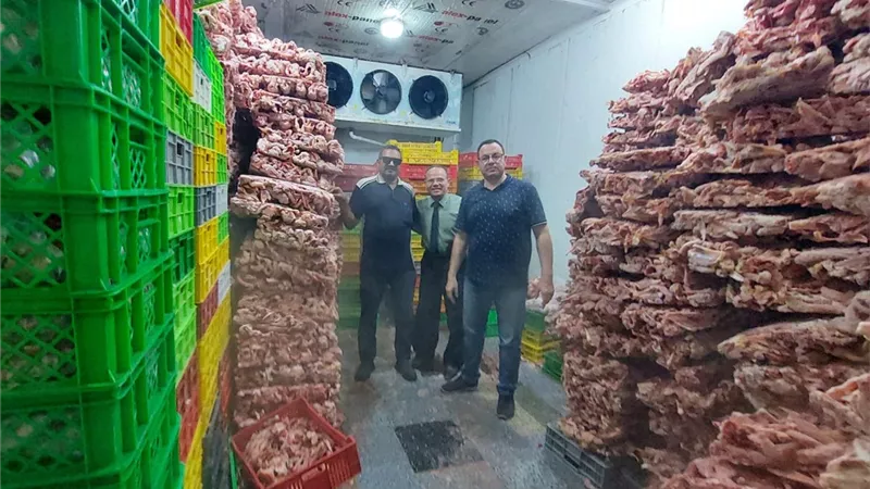 صور.. الجيزة تضبط 42 طنًا من اللحوم ومخلفات الدواجن الفاسدة بهذه المناطق