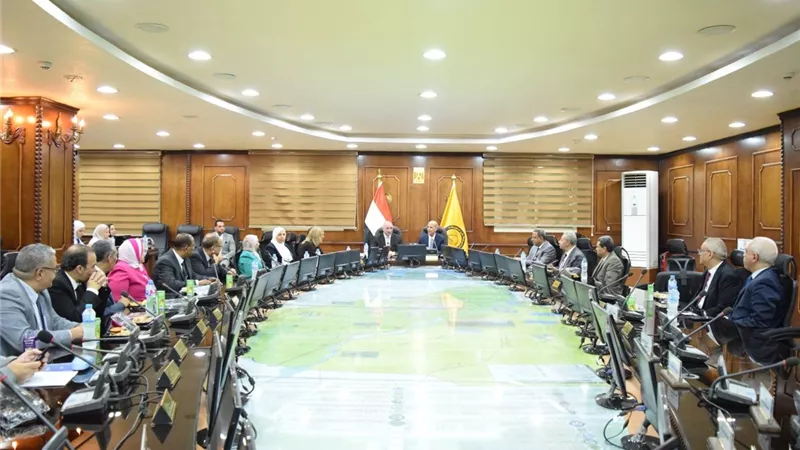 رئيس جامعة بني سويف يستقبل لجنة قطاع الدراسات التجارية بالمجلس الأعلى للجامعات