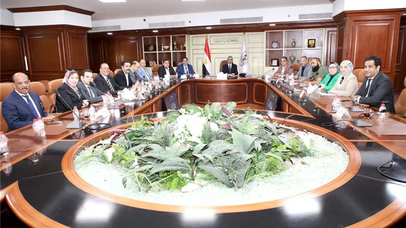 محافظ بني سويف يلتقى بأعضاء مجلس النواب لمناقشة مشكلات مياه الشرب والصرف 