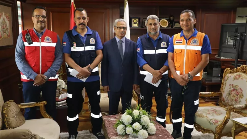 محافظ بني سويف يُكرّم مُسعفًا وسائقًا لنجاحهما في إتمام ولادة طارئة 