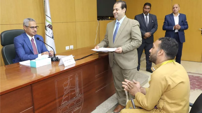 محافظ بني سويف يُوجّه بصرف مساعدات منتظمة لحالات إنسانية من الأولى بالرعاية 