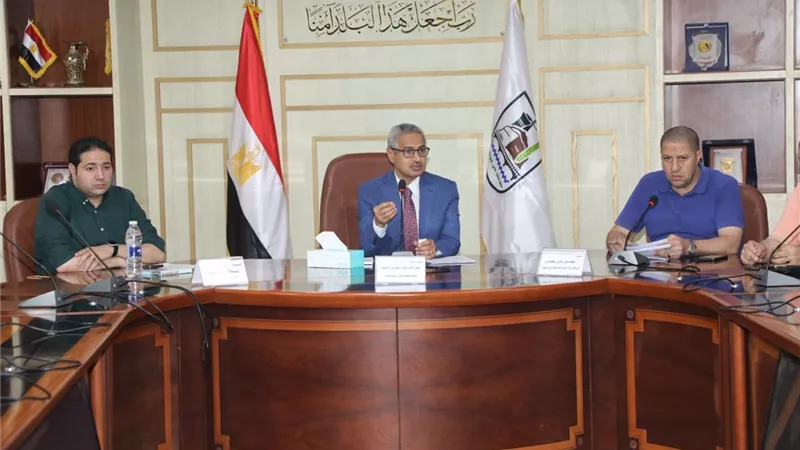 محافظ بني سويف يعقد اجتماعاً لتحسين الخدمة في قطاع المياه والصرف الصحي 