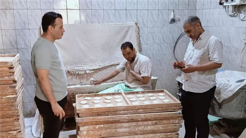ضبط طن مواد غذائية مجهولة المصدر وتحرير 75 محضرًا للمخابز ببنى سويف