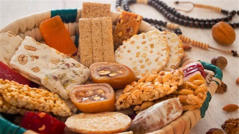 هل توزيع الطعام والحلوى في المولد النبوي بدعة؟.. دار الإفتاء تحسم الجدل
