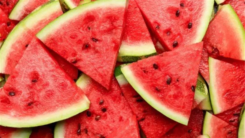 ماذا يحدث للكليتين عند تناول البطيخ يوميًا؟ فوائد مهمة وتحذير لهذه الفئات