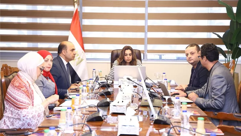 وزيرة التنمية المحلية والبيئة تتابع تطبيق المسؤولية الممتدة للمنتج ومنظومة إدارة المخلفات إلكترونيًا
