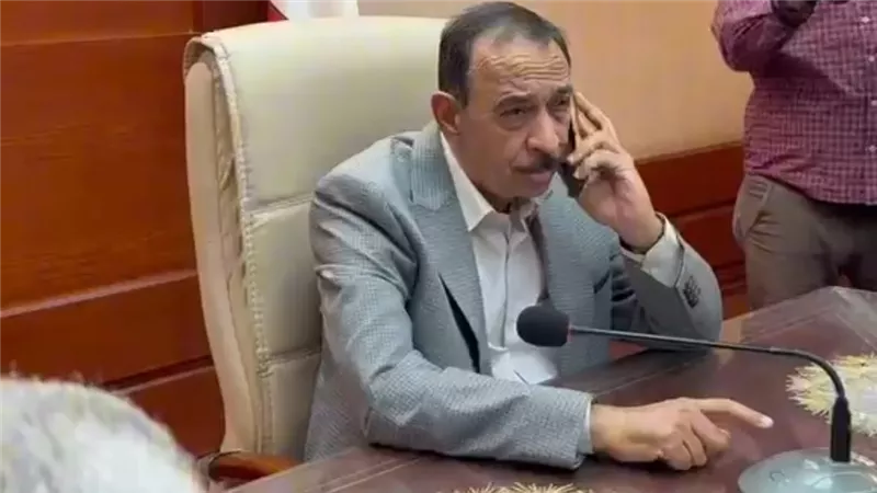 مش هنام غير لما أريحكوا.. محافظ سوهاج يسلّم وحدات سكنية مؤقتة ويعوض الأسرة المتضررة من انهيار منزل 