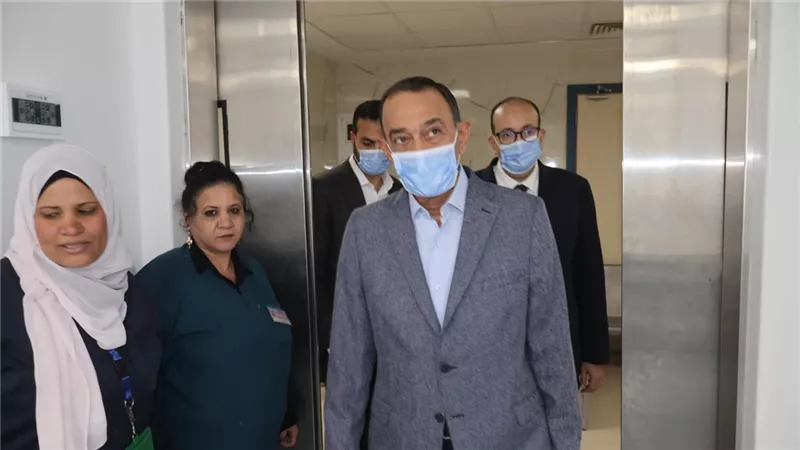 محافظ سوهاج يتفقد مستشفى طهطا العام ويفتتح معرضًا للمستلزمات المدرسية بتخفيضات تصل إلى 40%
