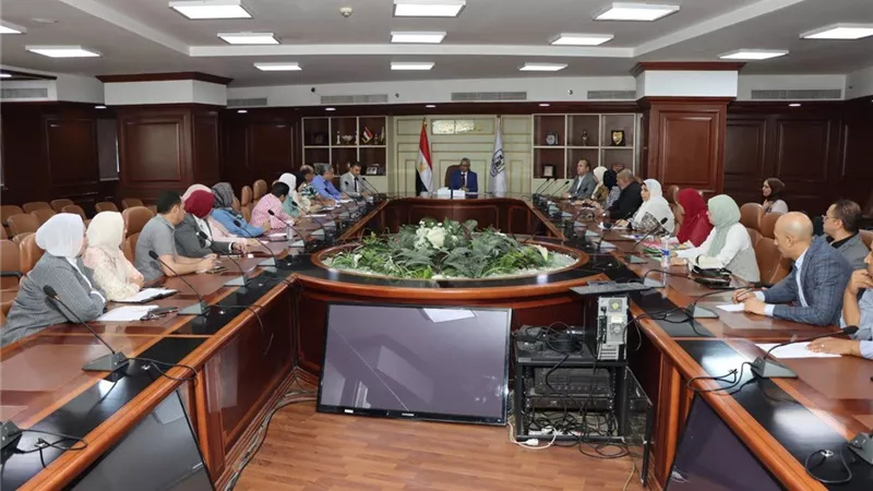 محافظ بني سويف يلتقي فريق محور التنمية السياحية ويُناقش مقترحاتهم لتطوير القطاع 