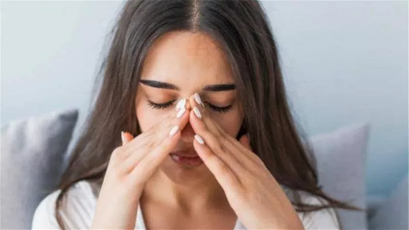 علاج الجيوب الأنفية عند الاستيقاظ.. 7 طرق لتخفيف الصداع واحتقان الأنف صباحًا