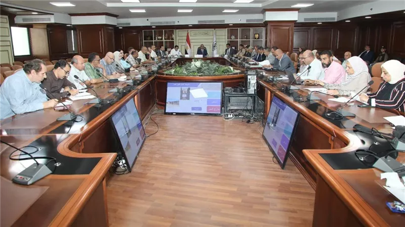 محافظ بني سويف يناقش عدداً من طلبات التقنين خلال اجتماع اللجنة العليا