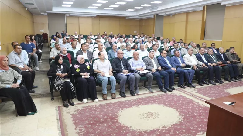  محافظ بنى سويف يجتمع برؤساء المدن والقرى ويكلف بسرعة الاستجابة لشكاوة المواطنين