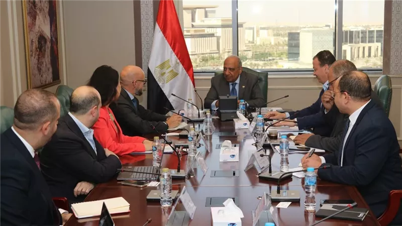 وزير الكهرباء يبحث مع وفد البنك الآسيوى للاستثمار في البنية التحتية 