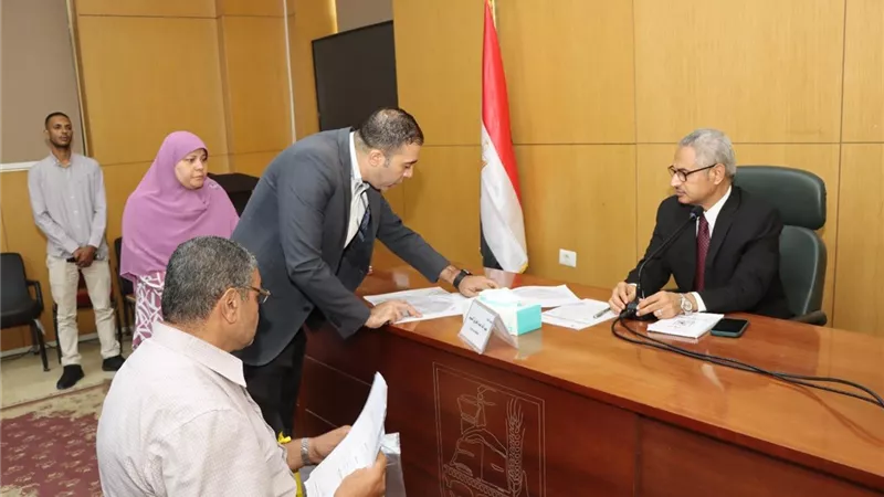 محافظ بني سويف يكلف بتوفير الحماية الاجتماعية والطبية لبعض الأسر الأولى بالرعاية