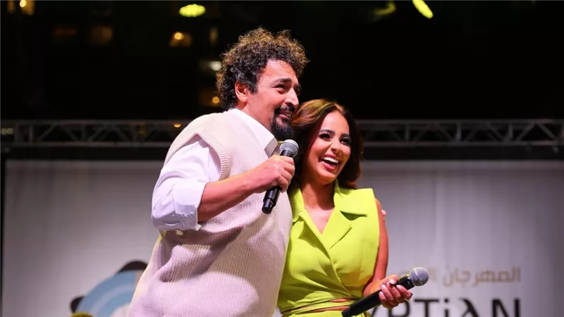 رنا سماحة تتألق أمام أكثر من 15 ألف متفرج في المهرجان المصري القبطي بكندا.. وتفاجئ الجمهور بالغناء مع حميد الشاعري