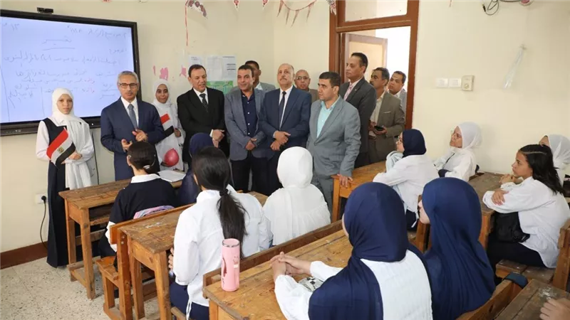 محافظ بني سويف يتفقد انتظام الدراسة وسير العملية التعليمية مع بداية الدراسة