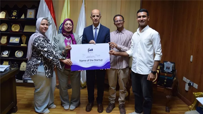 رئيس جامعة بني سويف يستقبل الفريق الفائز بالمركز الأول في مسابقة مدينة زويل 