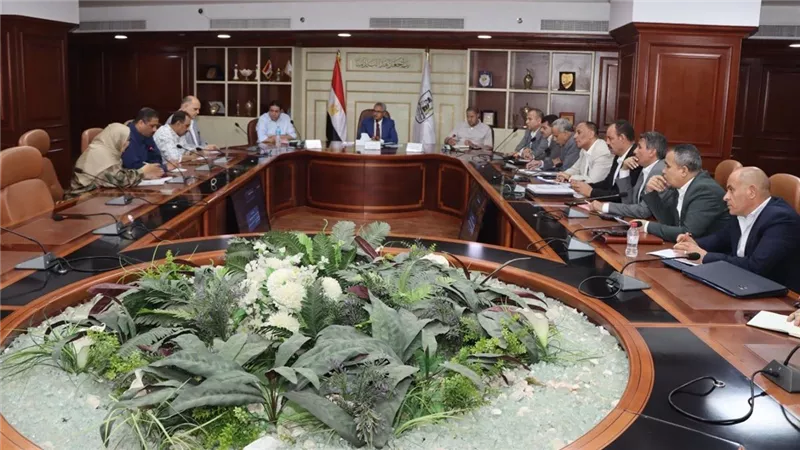 محافظ بني سويف يعقد اجتماعًا لمناقشة وتنفيذ توجيهات مجلس المحافظين 