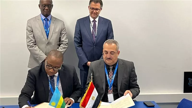 «الرقابة النووية والإشعاعية» وهيئة تنظيم المرافق الرواندية توقعان مذكرة تفاهم لتعزيز التعاون