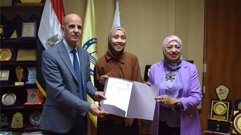 رئيس جامعة بني سويف يسلم خريجة من ذوى الهمم منحة دراسية
