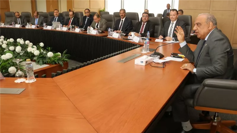 وزير الكهرباء يجتمع باللجنة الاستراتيجية 