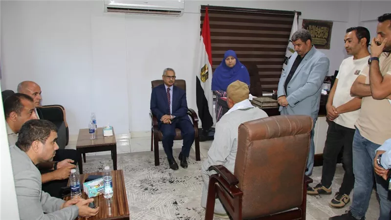محافظ بنى سويف يوجه بحلول لشكاوى الأهالي خلال لقائه المفتوح بمركزببا