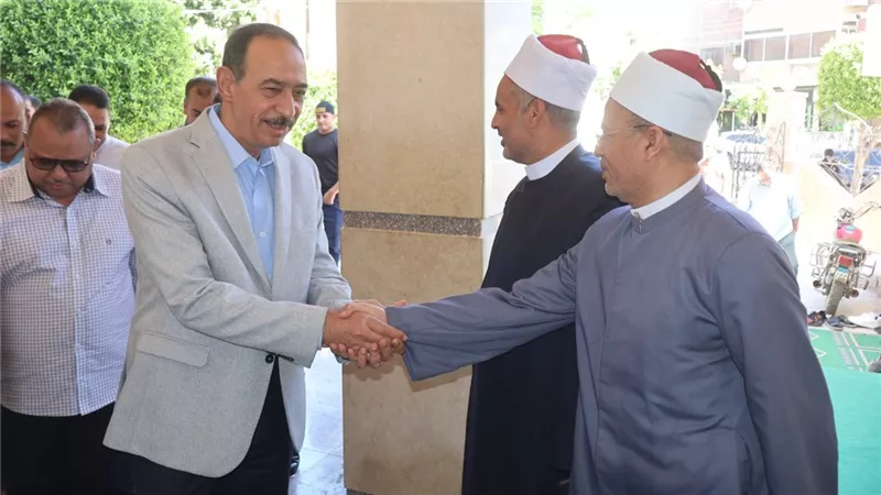 محافظ سوهاج يؤدي صلاة الجمعة بمسجد الشرطة بمدينة ناصر