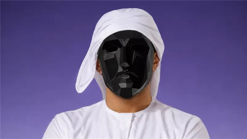 هزاع ريفيو.. حكاية صانع المحتوى المقنع الذي أثار الجدل بظهوره المميز