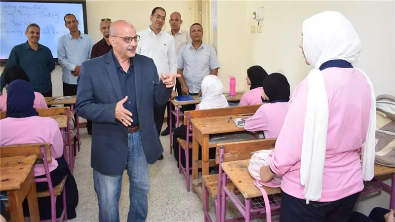 مدير تعليم سوهاج يتابع انتظام الدراسة بمدارس إدارة البلينا التعليمية
