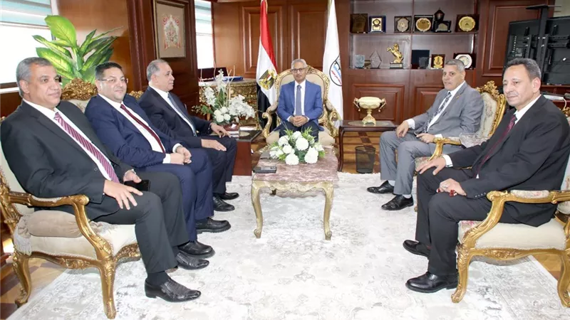 محافظ بنى سويف يستقبل نقيب المحامين ورئيس اتحاد المحامين العرب بالديوان العام