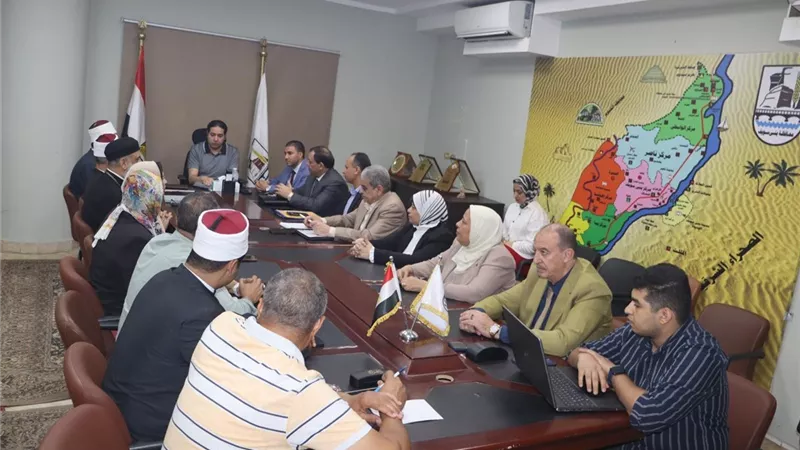 نائب محافظ بني سويف يناقش آليات المسح الميداني للظواهر الاجتماعية بكافة المحافظة 