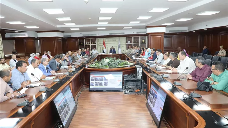 محافظ بنى سويف يتابع مستجدات مشروعات 