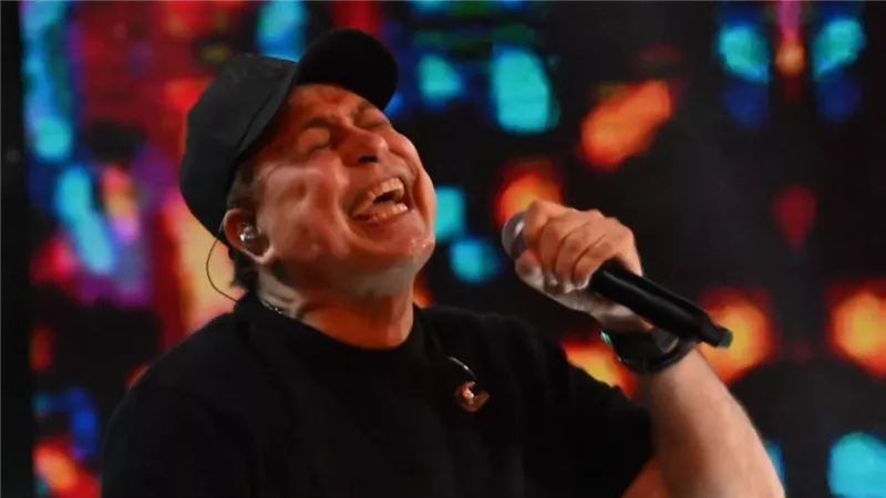 حكيم يشعل العبور بحفل غنائي كامل العدد وسط تفاعل جماهيري كبير