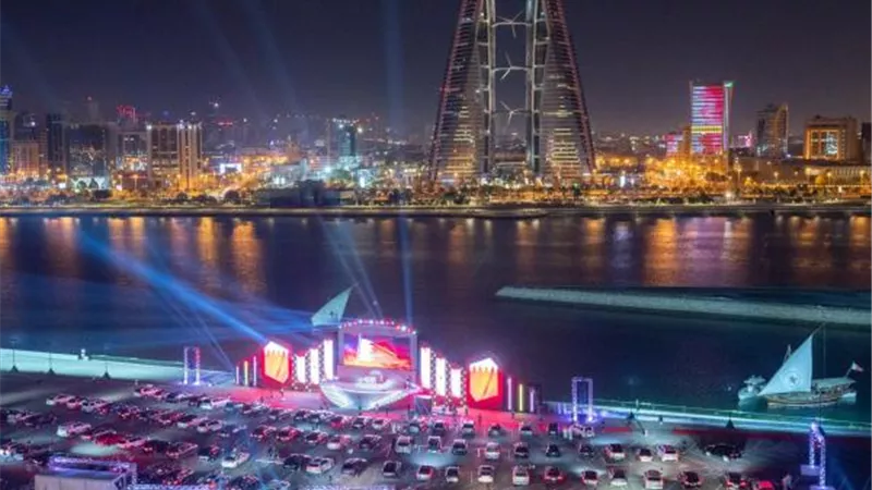 بالصور.. مدرسة بحرينية تُقيم «حفل تخرج» بالسيارات